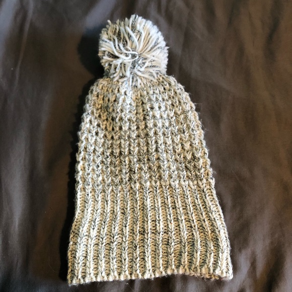 White/grey tuque with puff ball - Picture 3 of 4